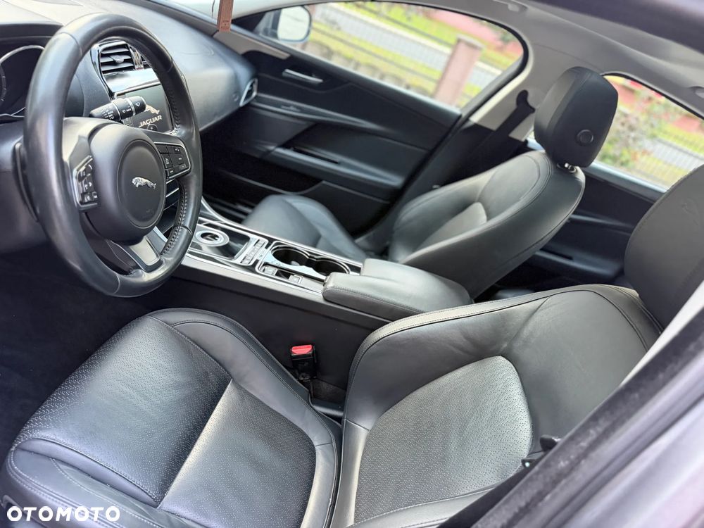 Jaguar XE 2.0 D Portfolio - 23