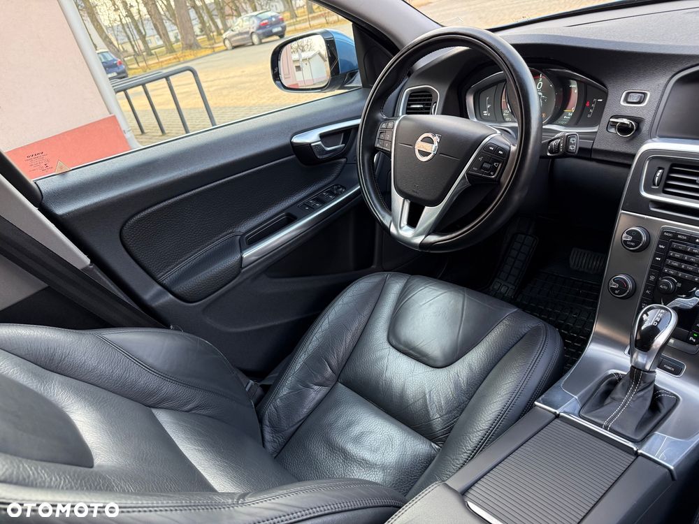Volvo V60 D6 AWD Plug-in Hybrid Momentum - 31