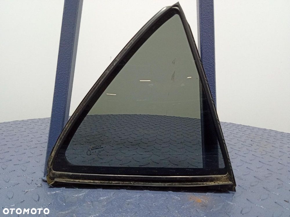 TOYOTA COROLLA E21 HB MAŁA SZYBA DRZWI PRAWY TYŁ TYLNA 68188-02240 - 1