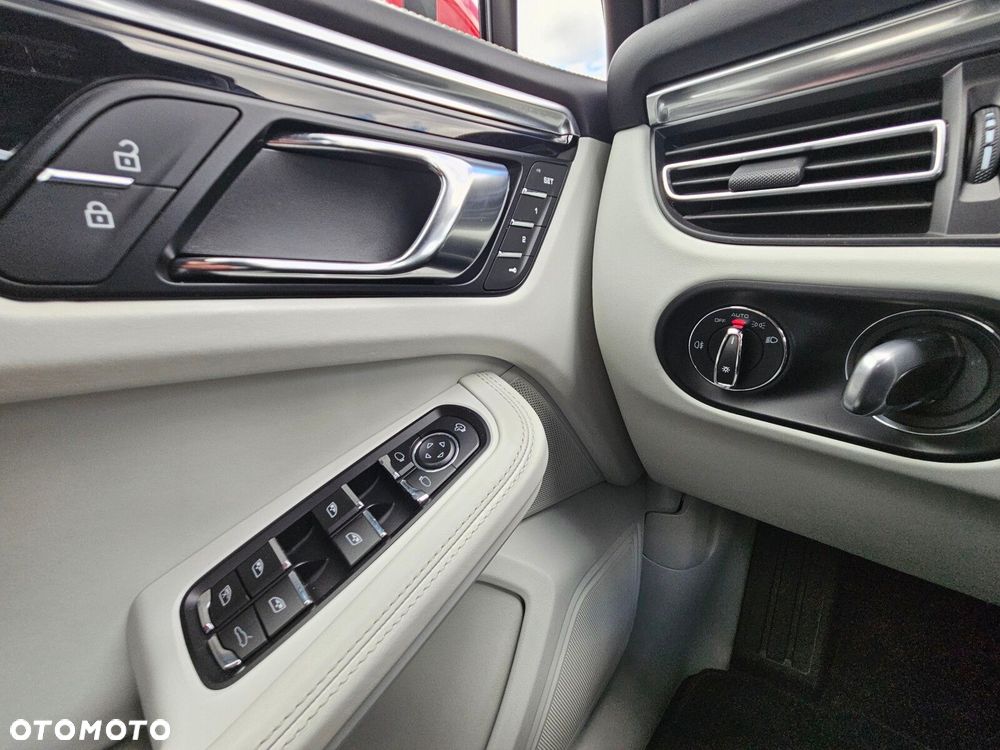 Porsche Macan - 24