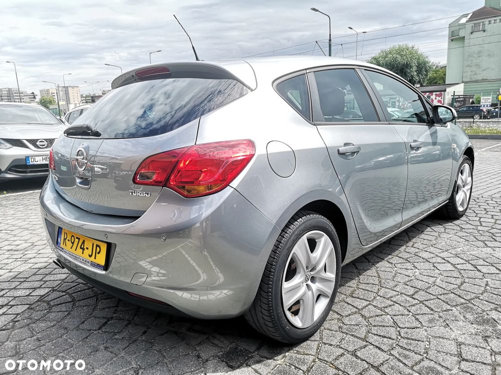 Opel Astra 2011 photo 2