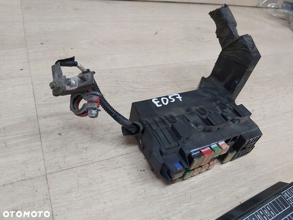 Nissan Primera P12 skrzynka puszka bezpieczników obudowa klema - 3