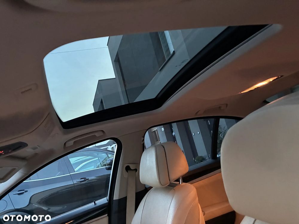 BMW Seria 5 528i Luxury Line - 16
