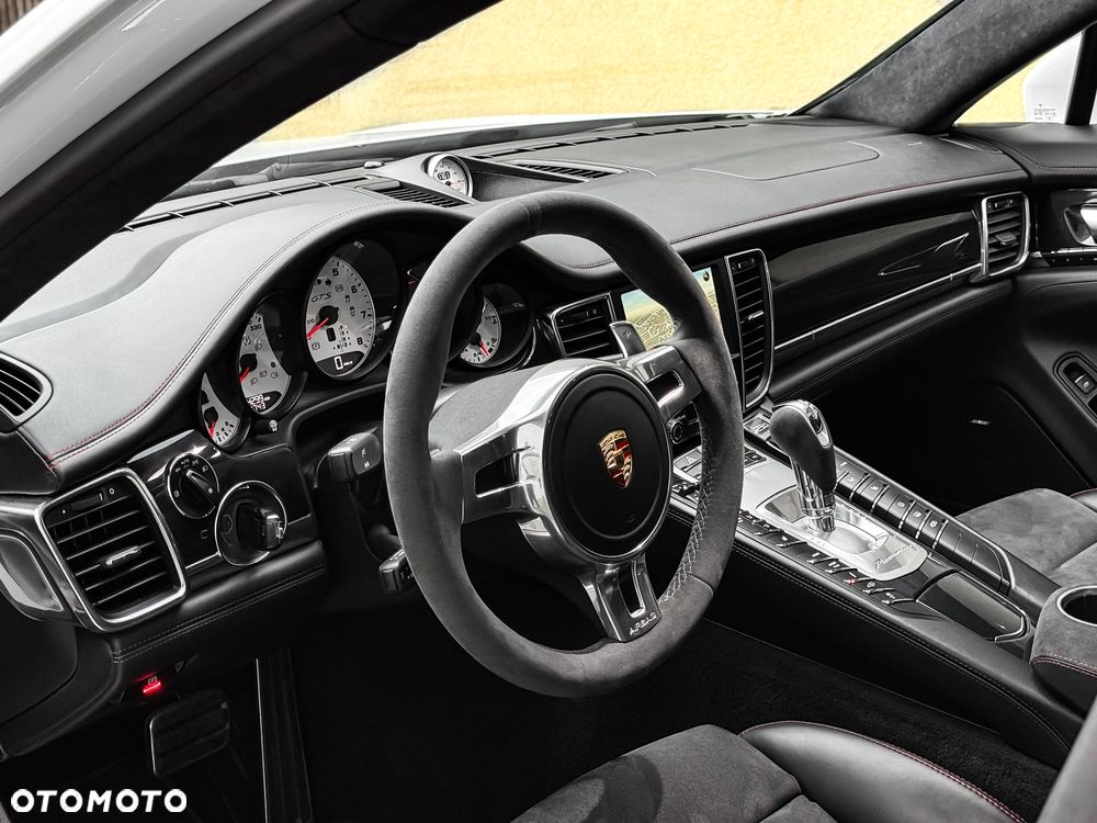 Porsche Panamera GTS PDK - 22