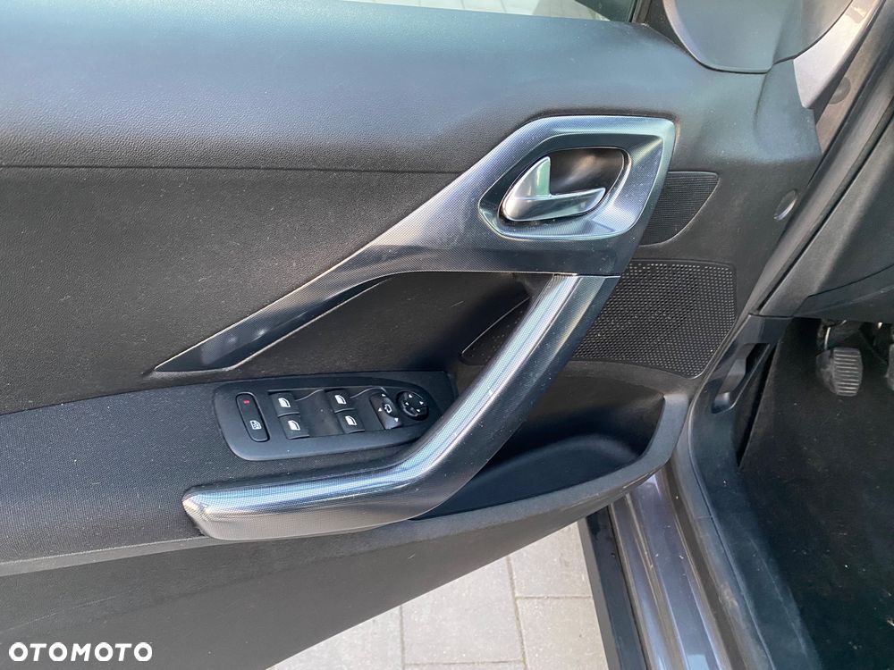 Peugeot 2008 1.6 e-HDi Allure S&S - 32