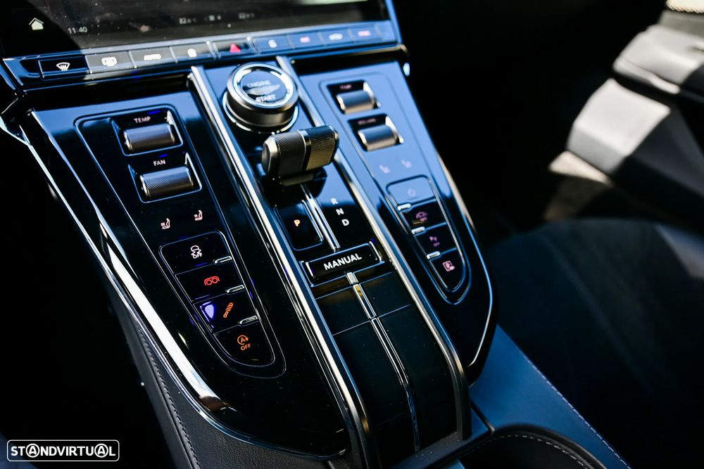 Aston Martin Vantage Coupe V8 - 41