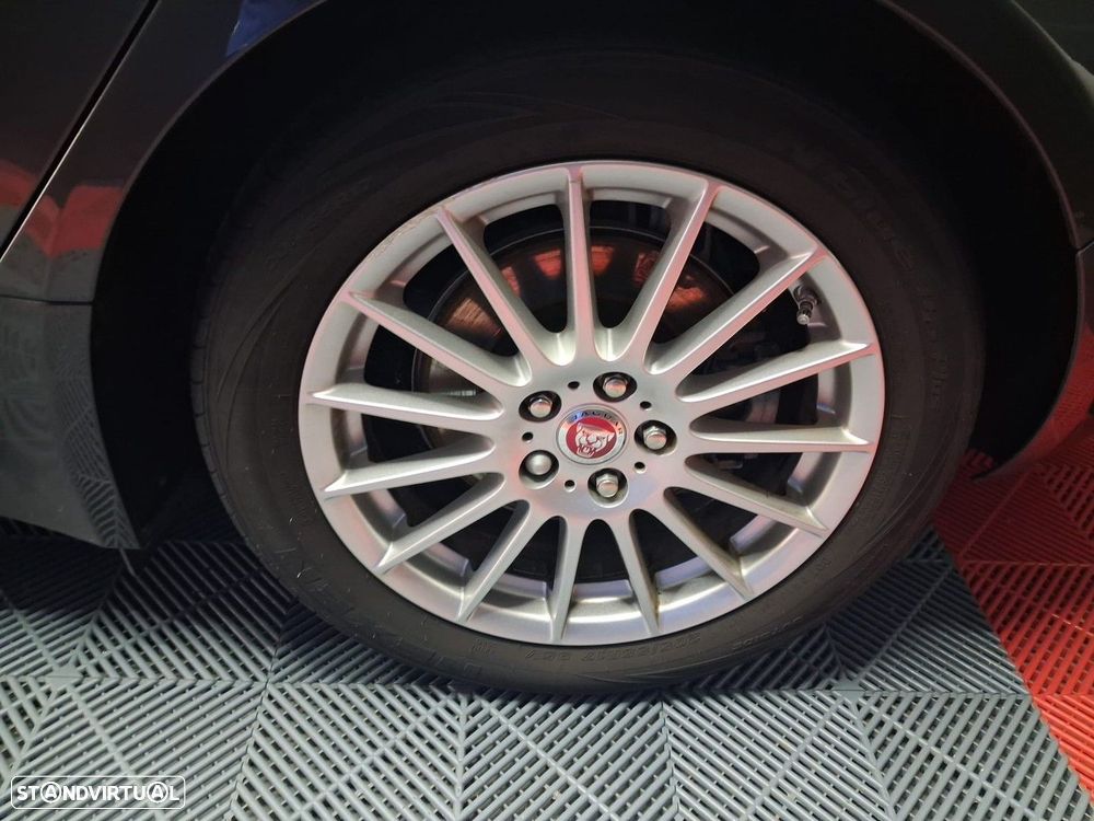 Jaguar XE 2.0 D Prestige Aut. — fotografia 14
