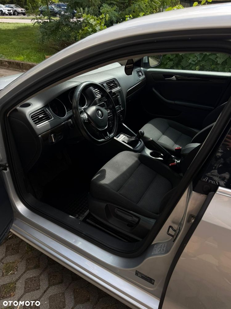 Volkswagen Jetta - 4