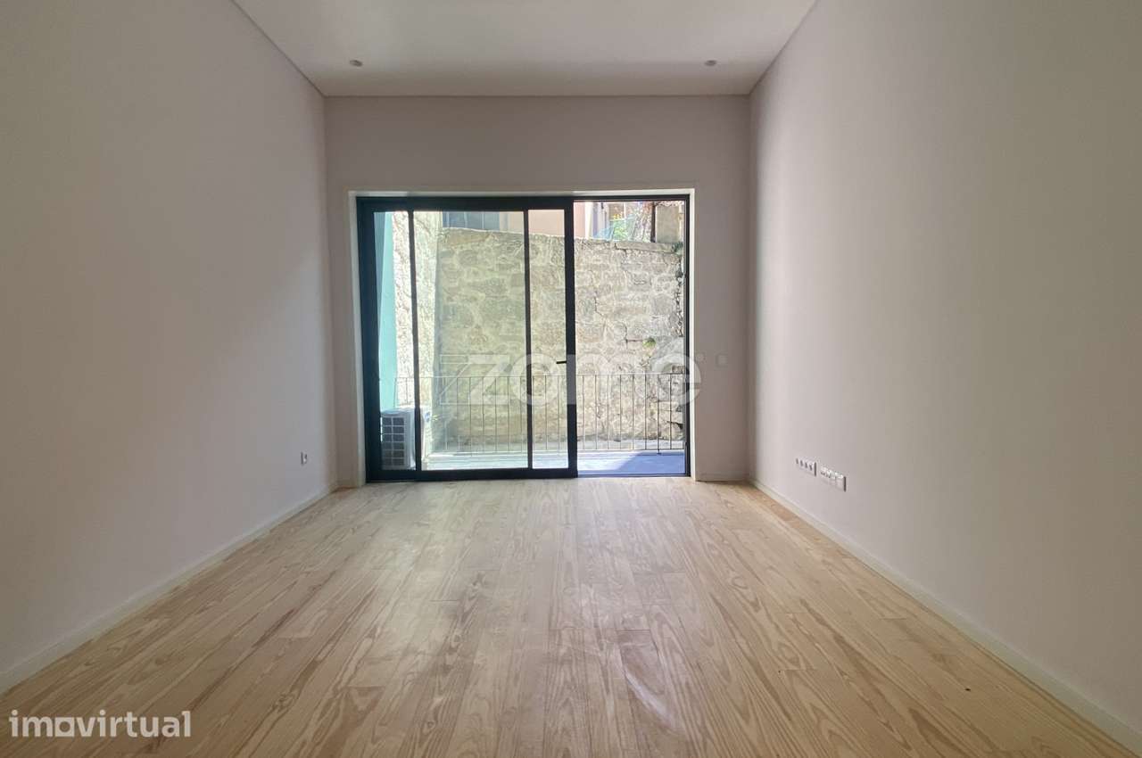Apartamento T1 compátio próximo ao metro da Trindade - Grande imagem: 4/18