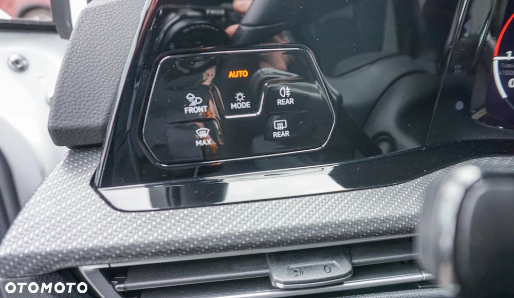 Volkswagen Golf 1.5 eTSI mHEV R-Line DSG - 22