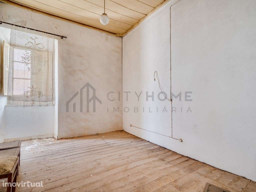 Moradia antiga composta por 3 lojas e Apartamento T2 - Grande imagem: 4/22