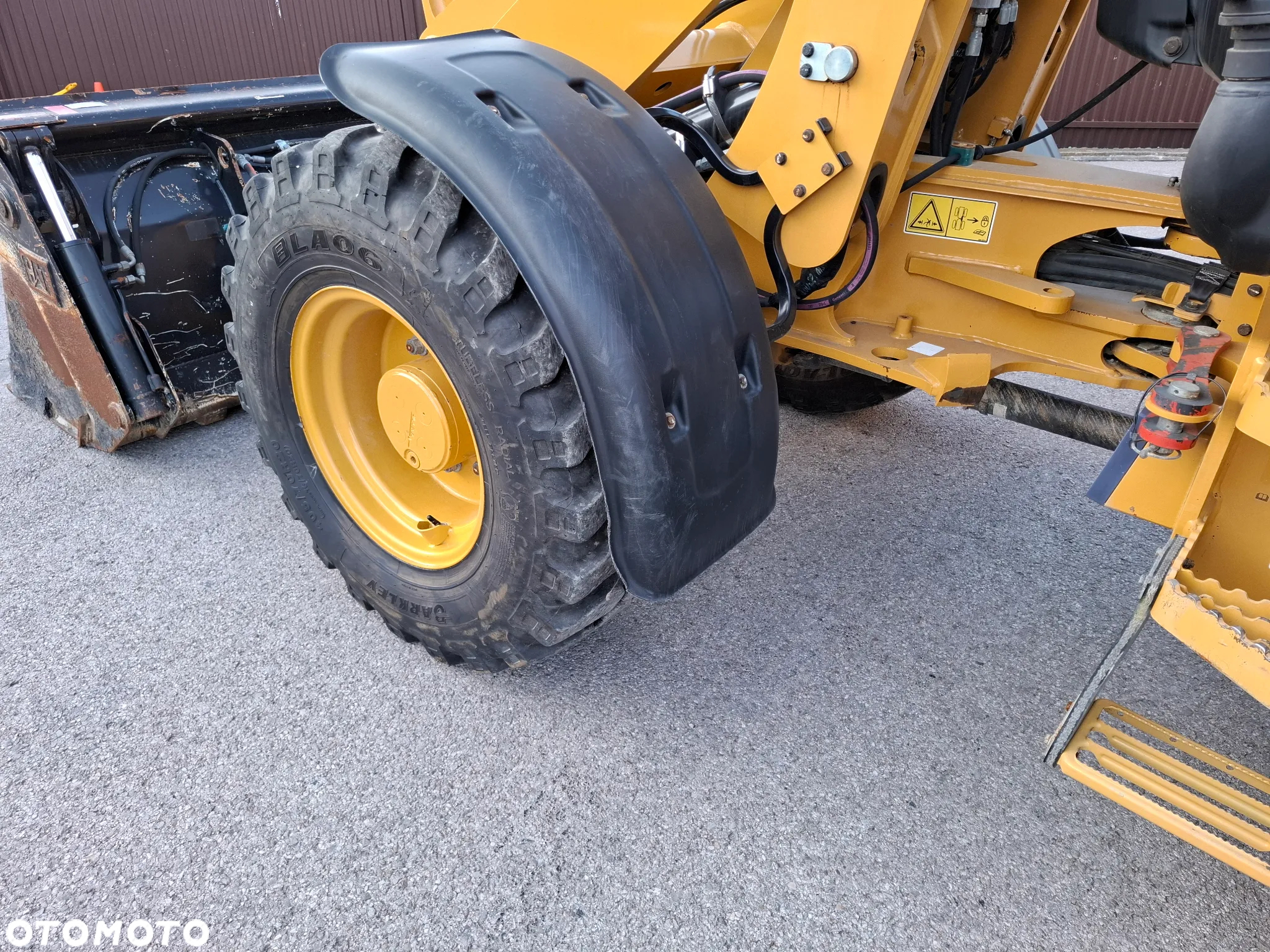 Caterpillar CAT 908 M - 16