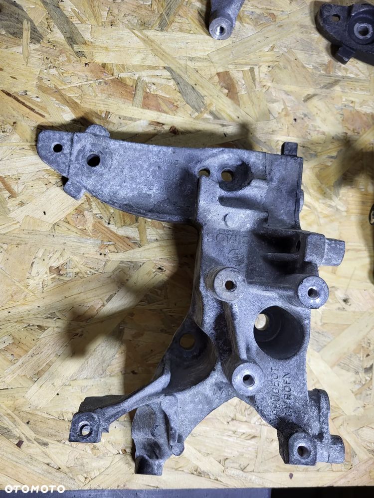 Łapa wspornik Alternatora 1.6 E HDI Peugeot Citroen - 2