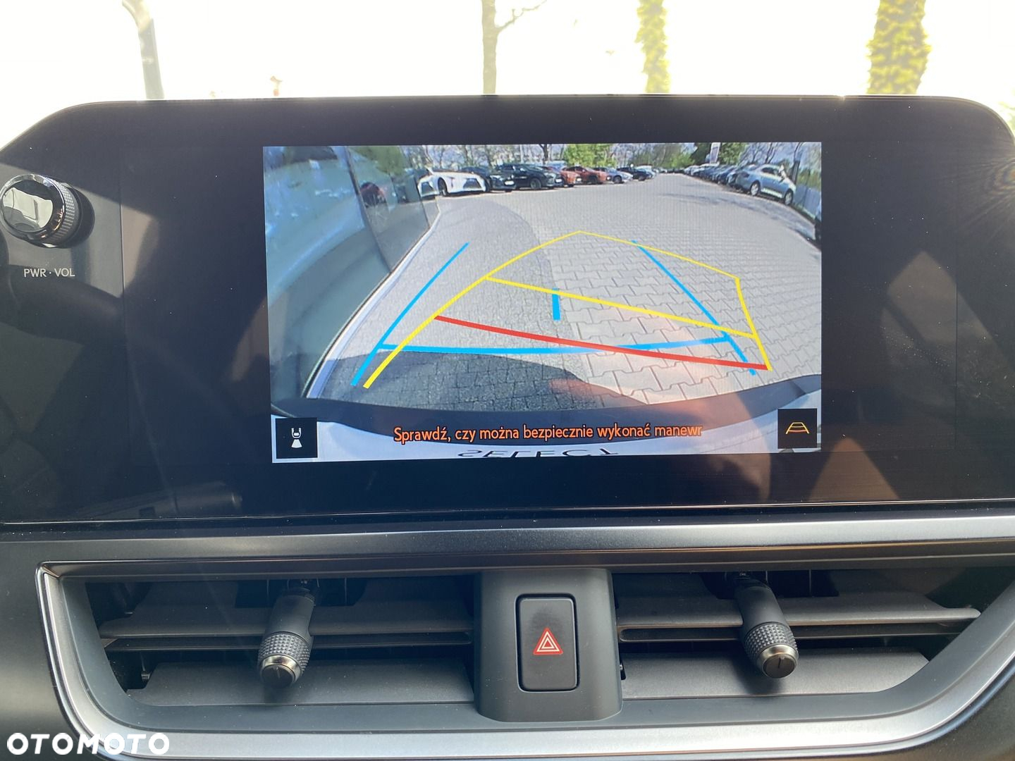 Lexus UX - 25