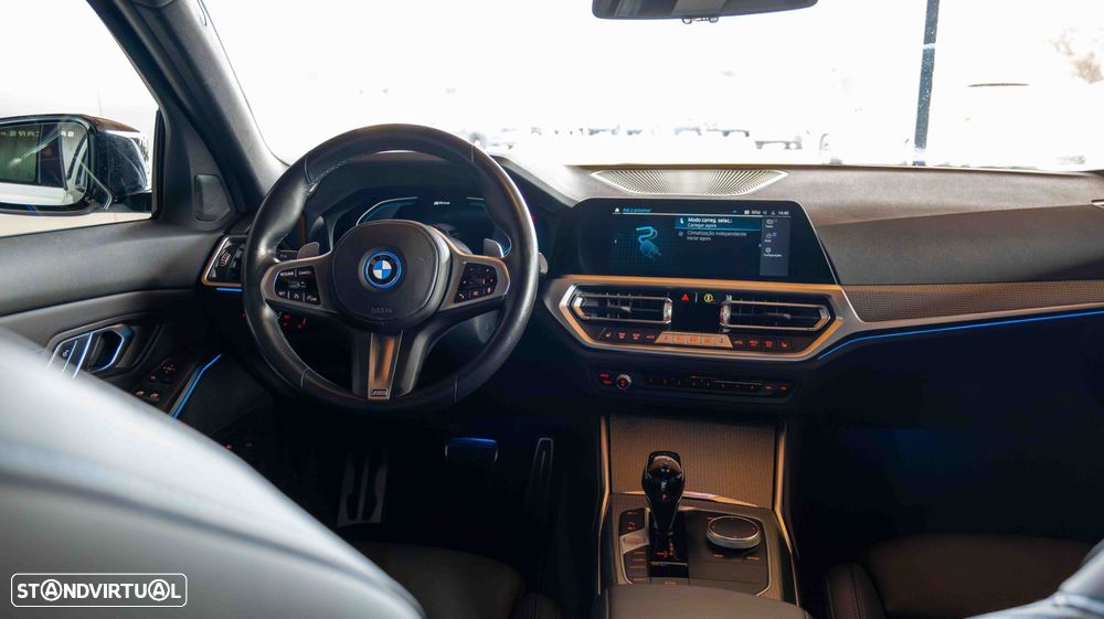 BMW 330 e Touring Pack Desportivo M Pro Auto - 24