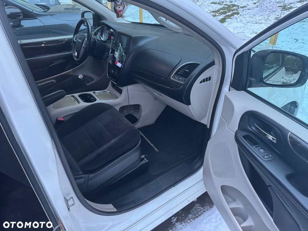 Chrysler Town & Country - 14