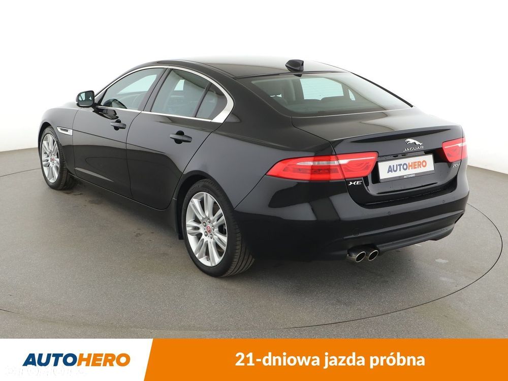 Jaguar XE 2.0 D Prestige - 4