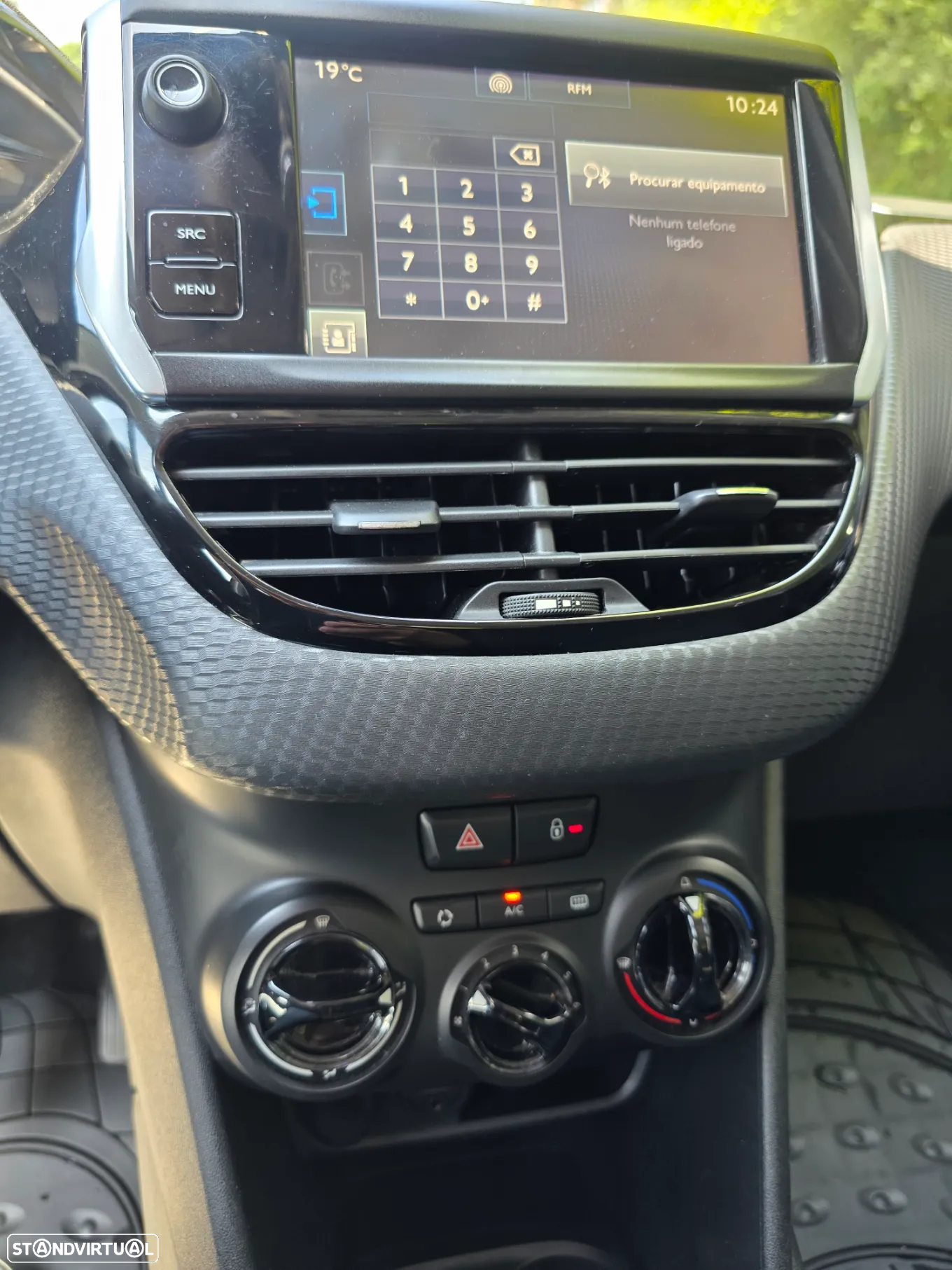 Peugeot 208 - 8