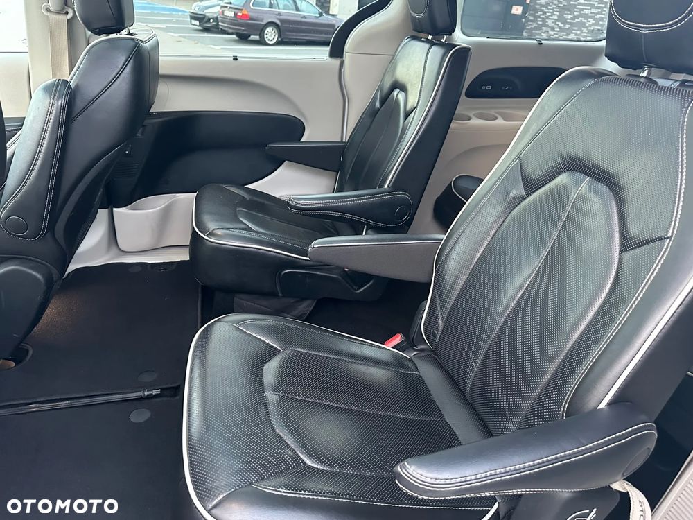 Chrysler Pacifica - 4