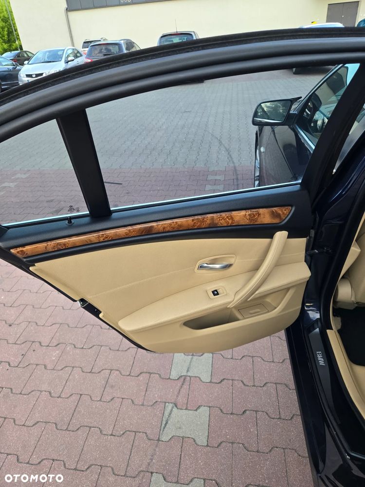 BMW Seria 5 525d - 36