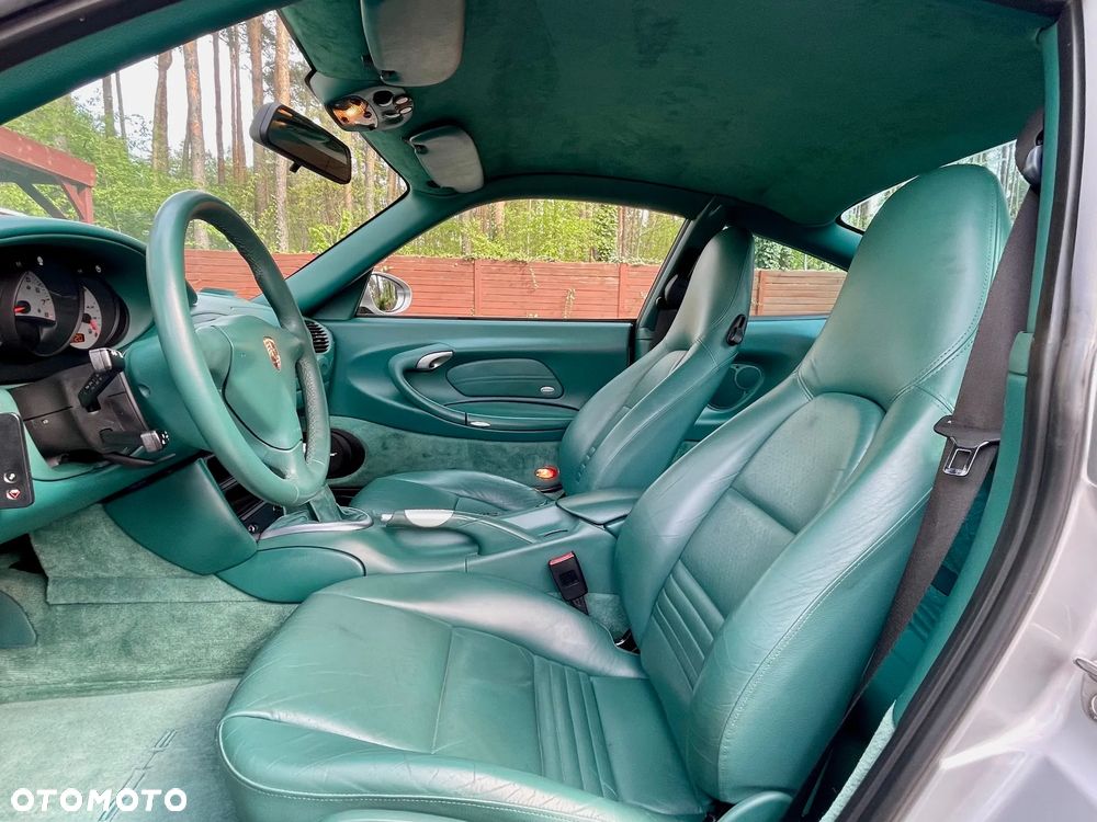 Porsche 911 Carrera 4 - 10