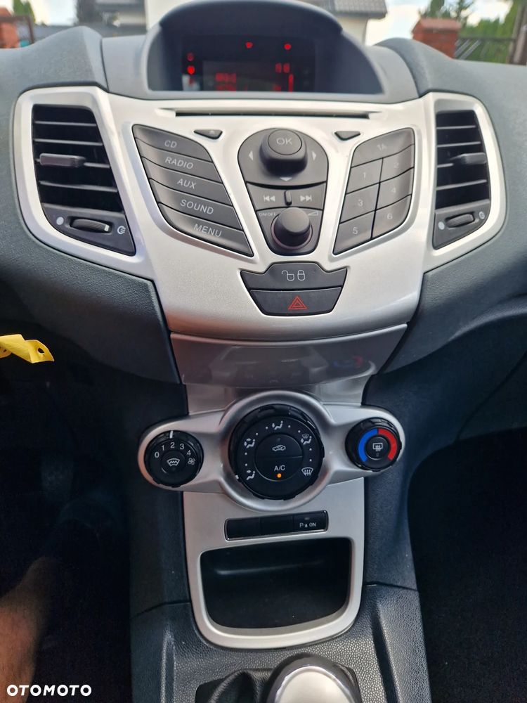 Ford Fiesta 1.6 Ghia - 13