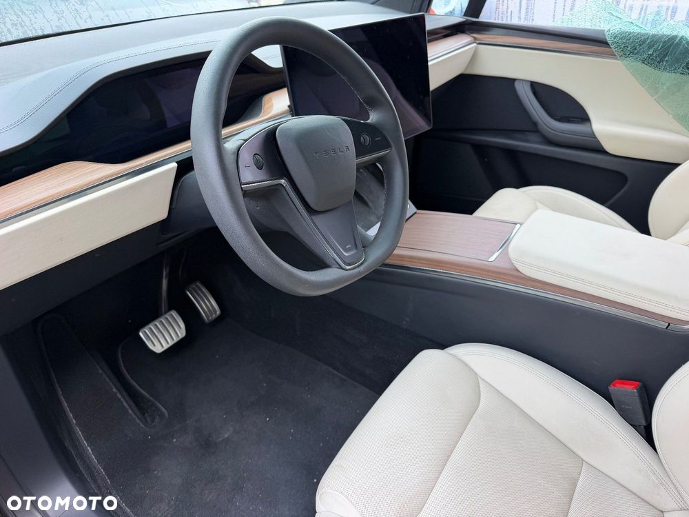 Tesla Model X - 10