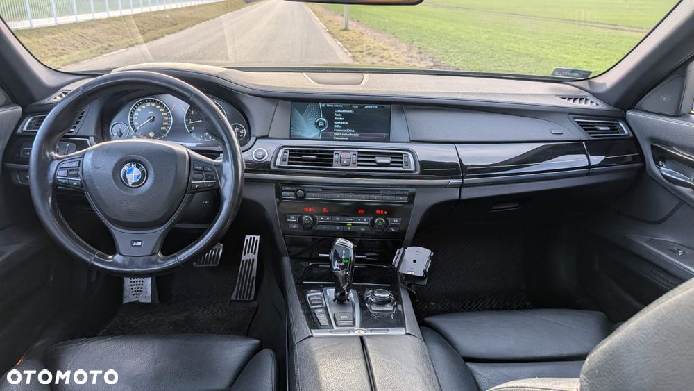 BMW Seria 7 750i xDrive - 11
