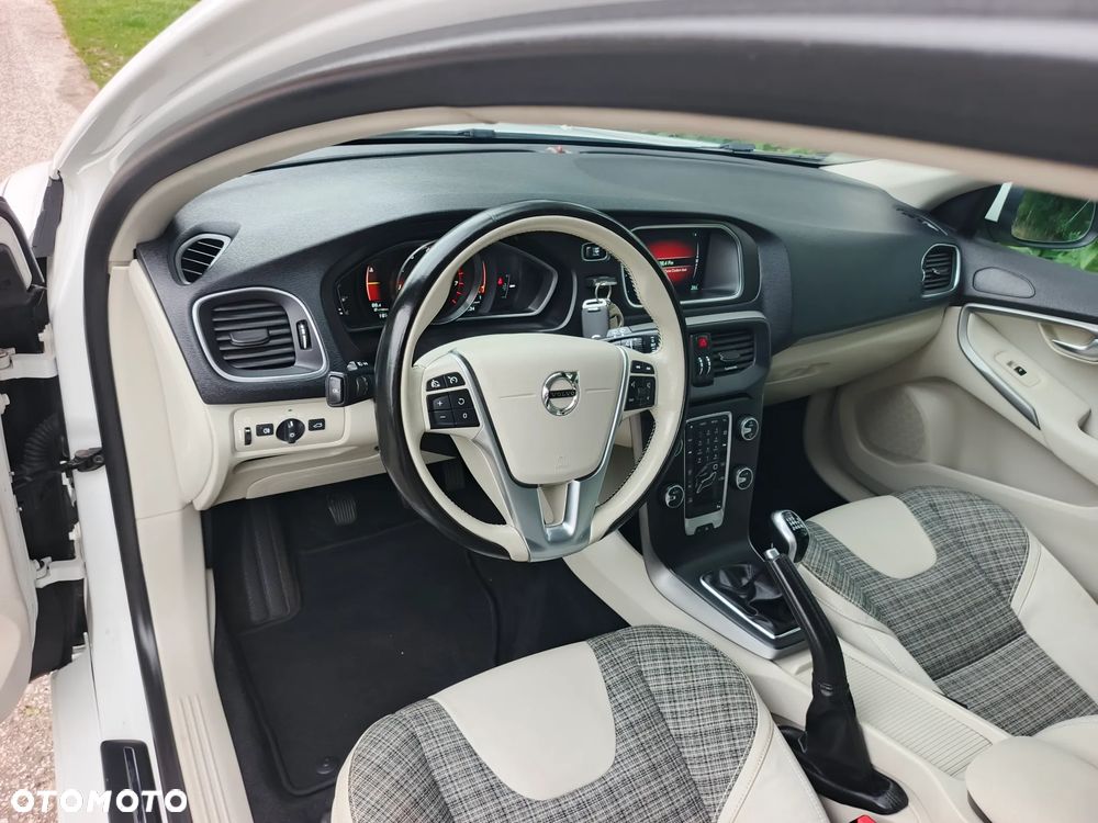 Volvo V40 - 25