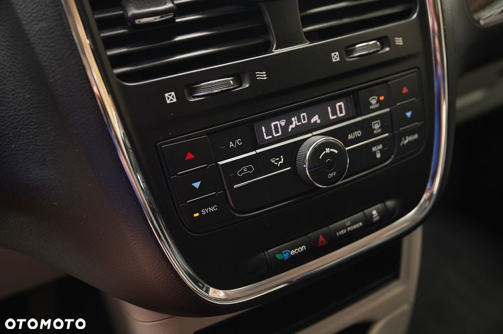 Chrysler Town & Country - 37