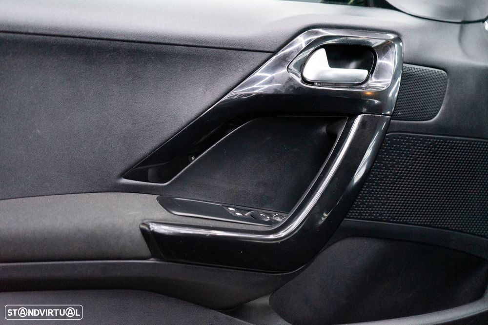 Peugeot 208 1.2 PureTech Style - 24