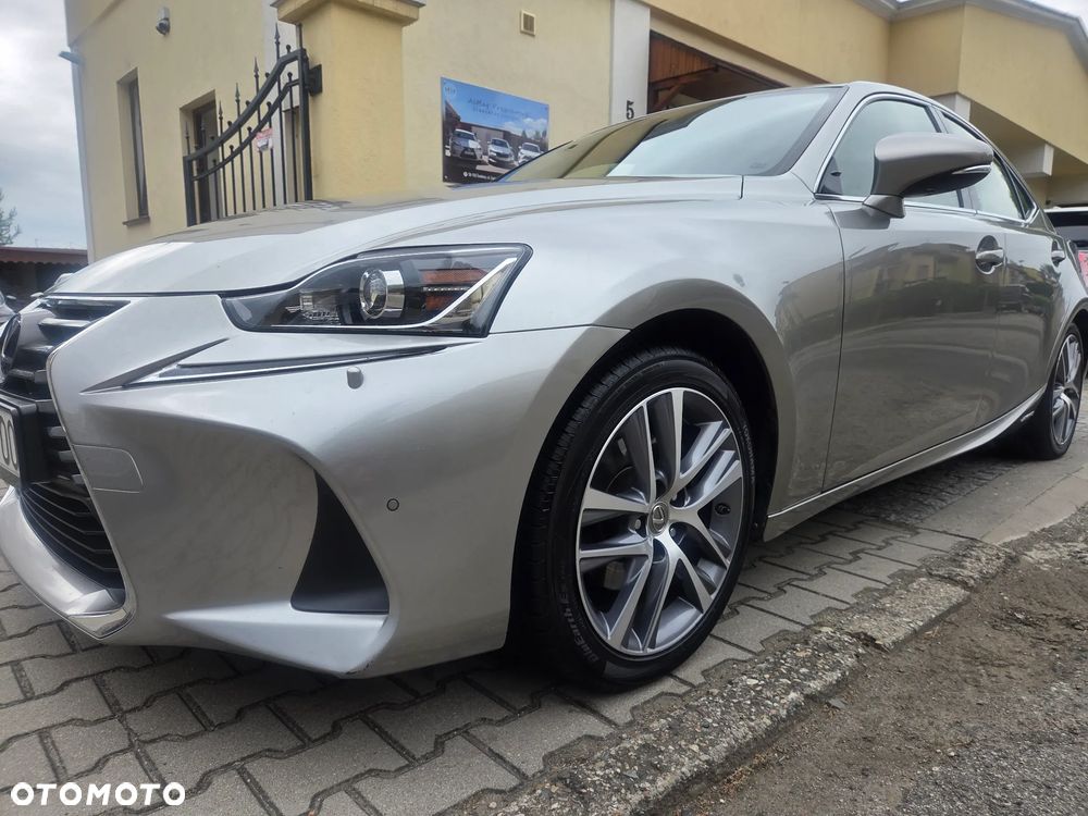 Lexus IS 300h Business Edition - 9