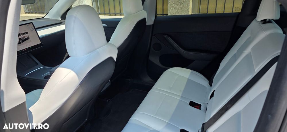 Tesla Model Y Long Range AWD Premium - 3