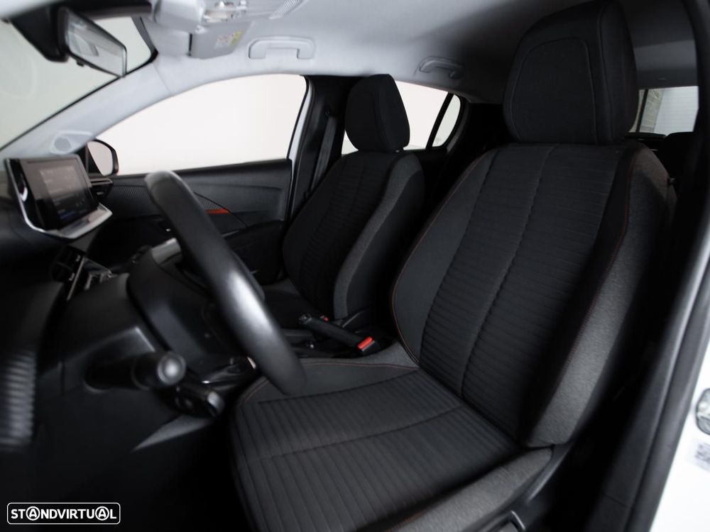 Peugeot 208 - 8