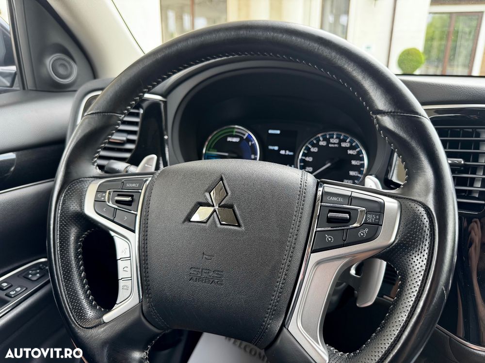 Mitsubishi Outlander 2.4 4WD Plug-In Hybrid Top - 16