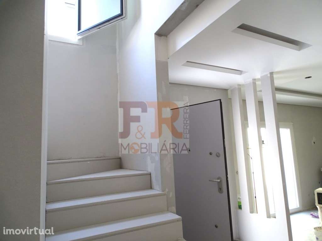 Geminada Duplex T3 com Pérgula Fernão Ferro - Grande imagem: 2/16