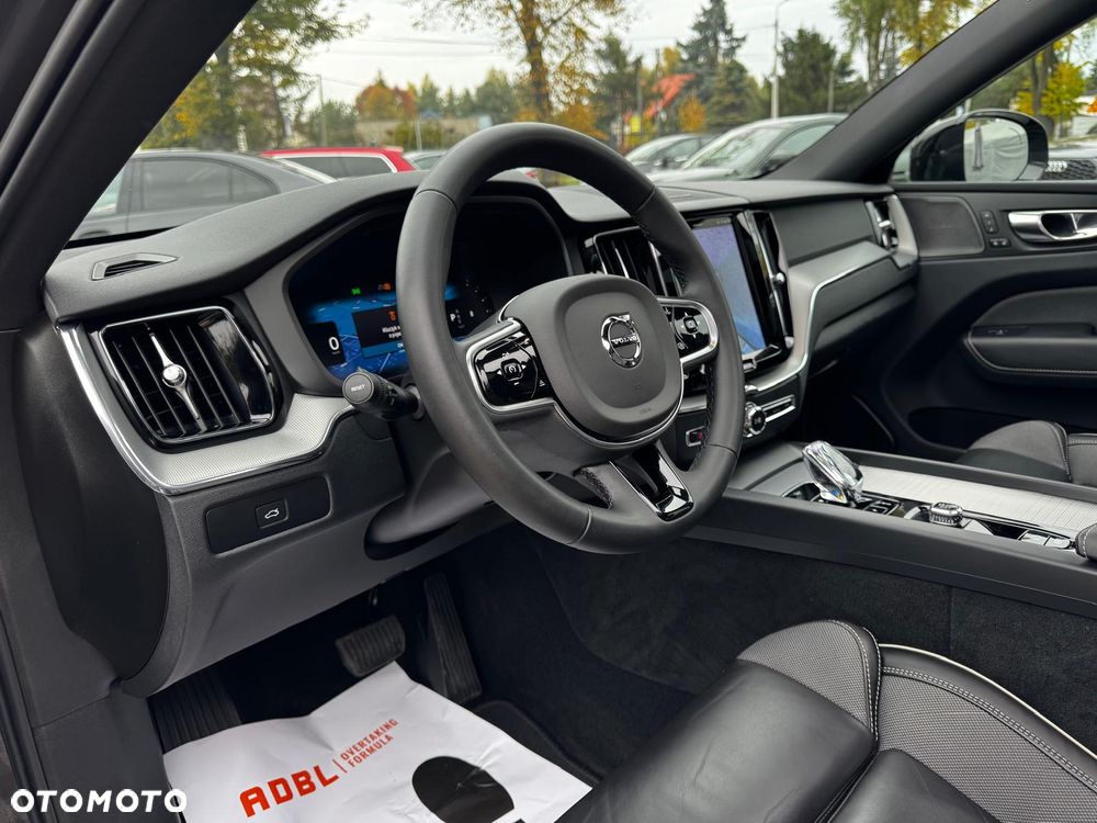 Volvo XC 60 B4 D AWD Plus Dark - 28