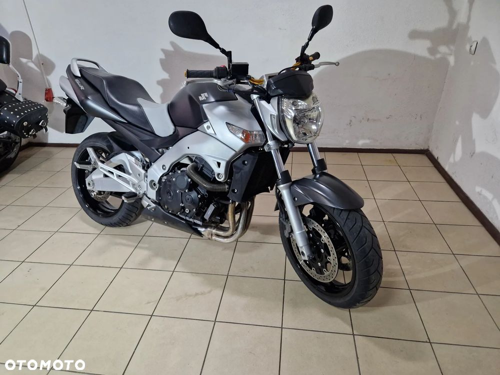 Suzuki GSR - 3