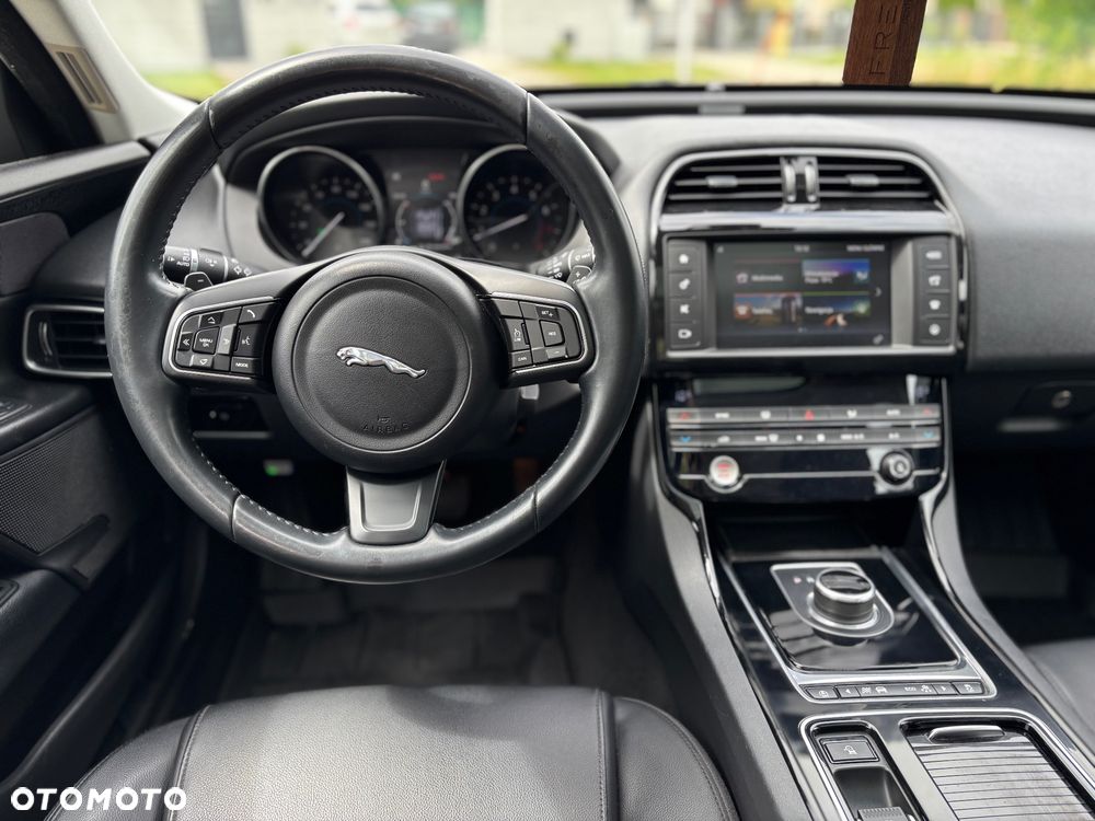 Jaguar XE 2.0 T Prestige - 21