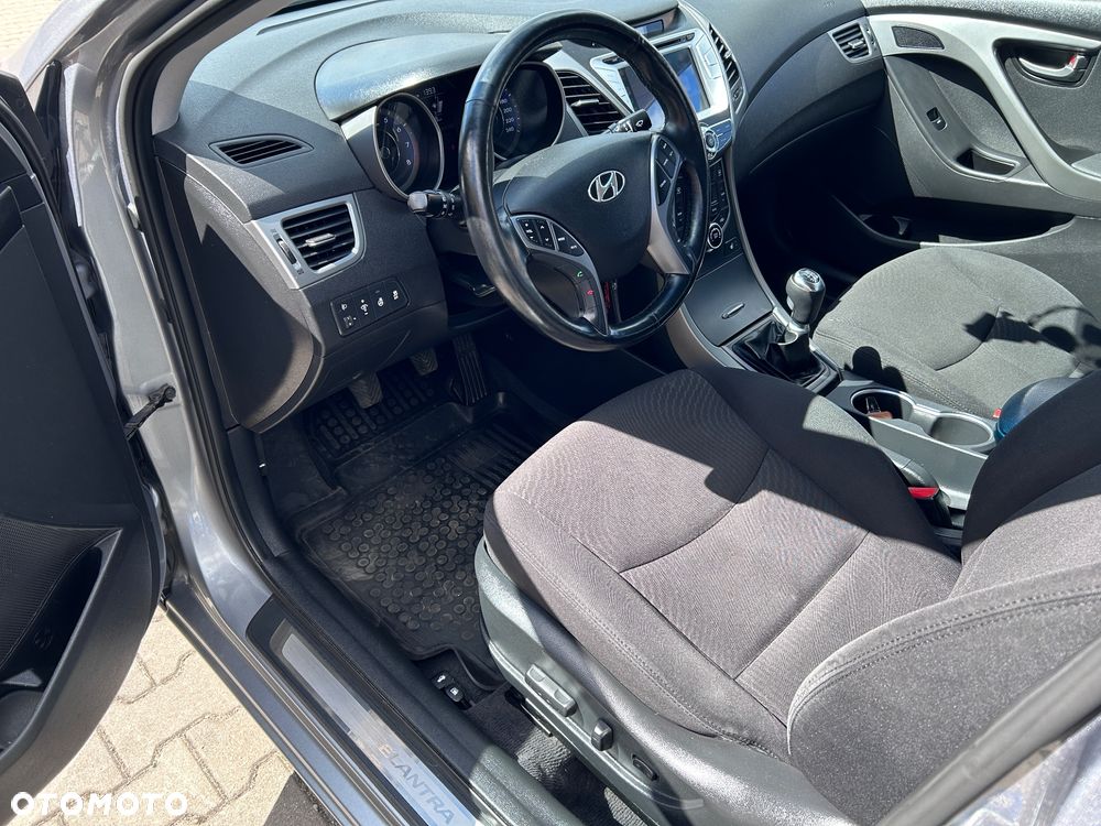 Hyundai Elantra 1.6 Style - 12