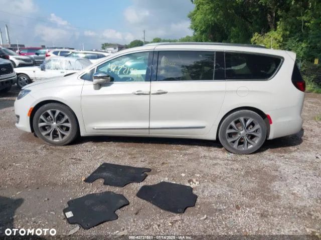 Chrysler Pacifica - 4