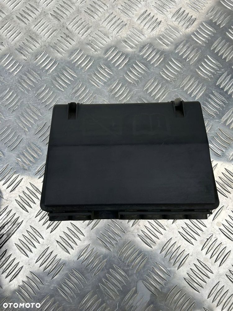 PUSZKA SKRZYNKA Z BEZPIECZNIKAMI SCANIA R S - 3