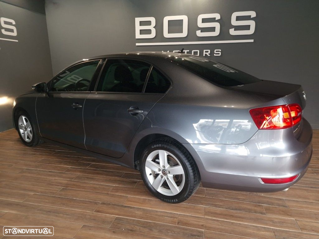 VW Jetta 1.6 TDi Highline - 11