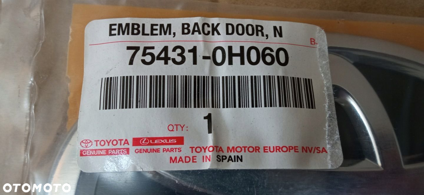 TOYOTA AYGO II 14- EMBLEMAT LOGO ZNACZEK TYLNEJ KLAPY NOWY 75431-0H060 - 2