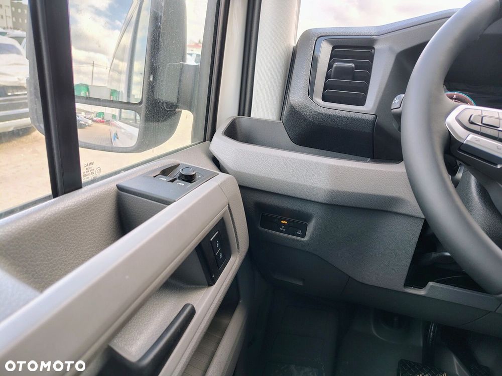 Volkswagen Crafter Crafter 35 Furgon z wysokim dachem silnik: 2,0 l EURO VI SCR 163 KM / skrzynia biegów: Przedni napęd automatyczna 8-biegowa rozstaw osi: 4490 mm - 13