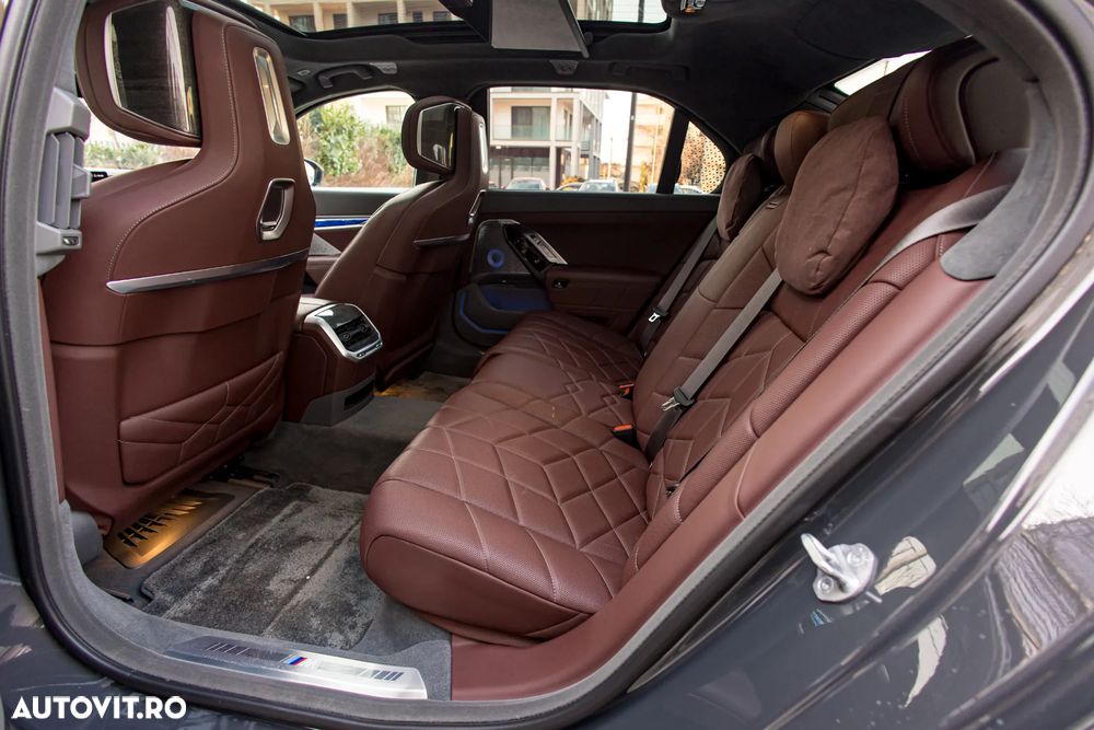 BMW M7 M760e xDrive - 33