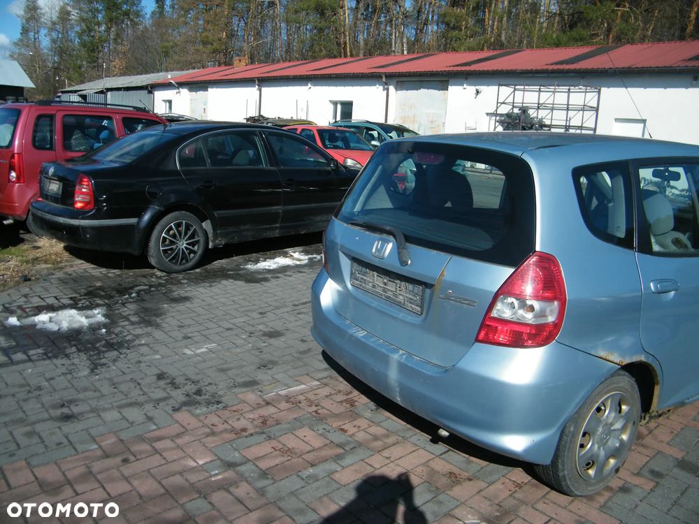 Honda Jazz II FL (04-08r.) 1.2 i-DSI 77KM. Silnik L12A4 Skrzynia SWLM lakier B528M. Cały na części. GWARANCJA !!!  Przód Tył Zestaw Komplet Drzwi Klapa Zderzak Błotnik Maska Grill Atrapa Szyba Pas Lampa Lusterko Boczki Fotel Kanapa Kokpit Deska Rozdzielcza Przełącznik Włącznik Sterownik Przewody Wiązka Instalacja Moduł Komputer Czujnik Listwa Pompa Alternator Wtryski Głowica Rozrusznik Kompresor Sprzęgło Dwumas Silnik Skrzynia ABS Klimatyzacji Paliwa Wspomagania Kolektor Turbina Przepustnica Zawór Chłodnica Koło Hak Belka Sanki Zawieszenie Mcpherson Półoś Amortyzator Wydech Tłumik Zacisk Most - 5