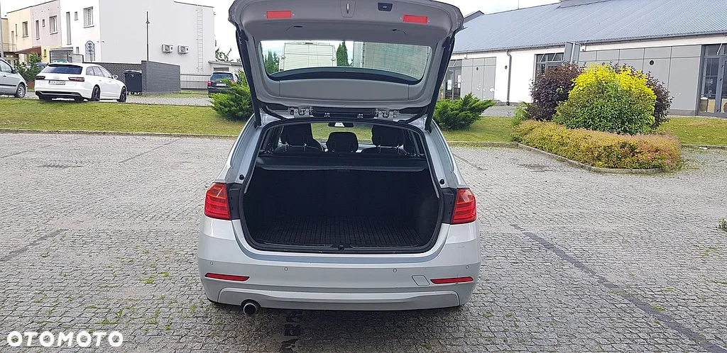 BMW Seria 3 318d DPF Touring Edition Sport - 12