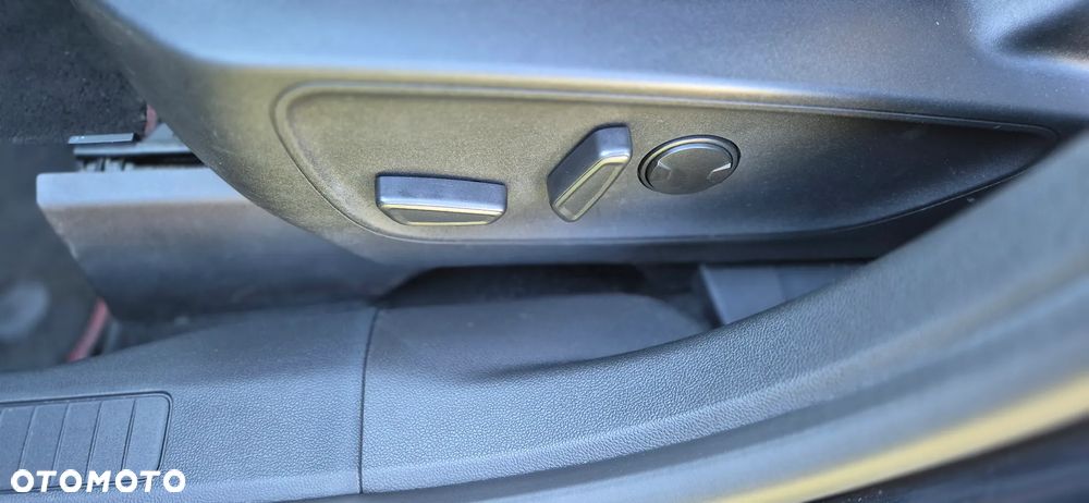 Ford Kuga 2.0 EcoBlue Hybrid ST-LINE - 16