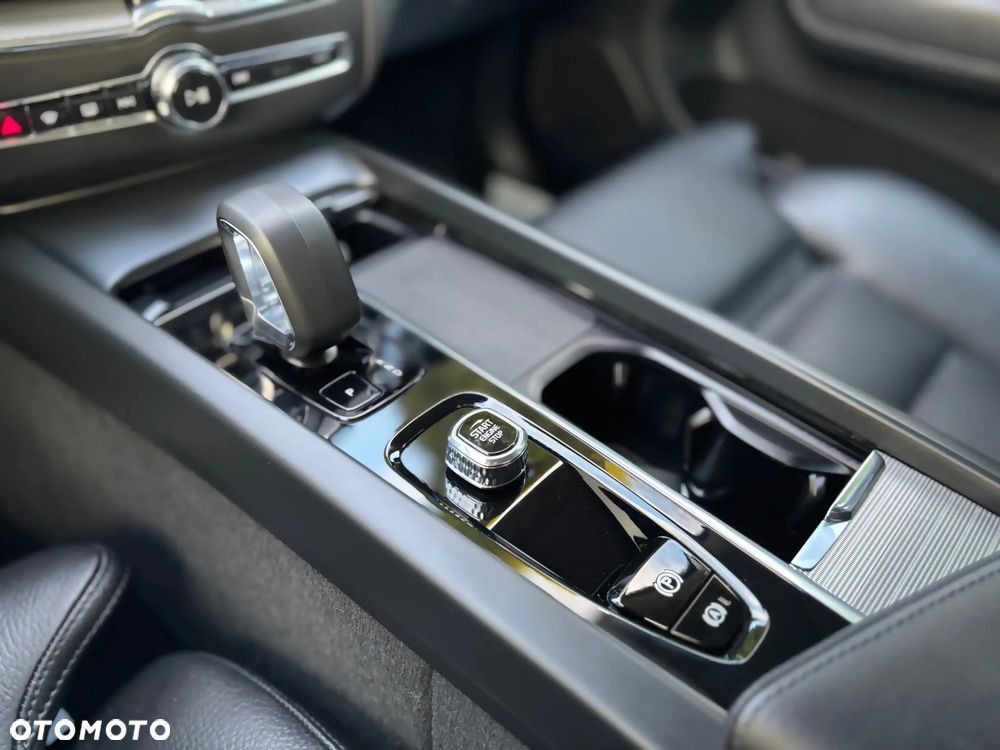 Volvo XC 60 B4 D AWD Plus Dark - 26
